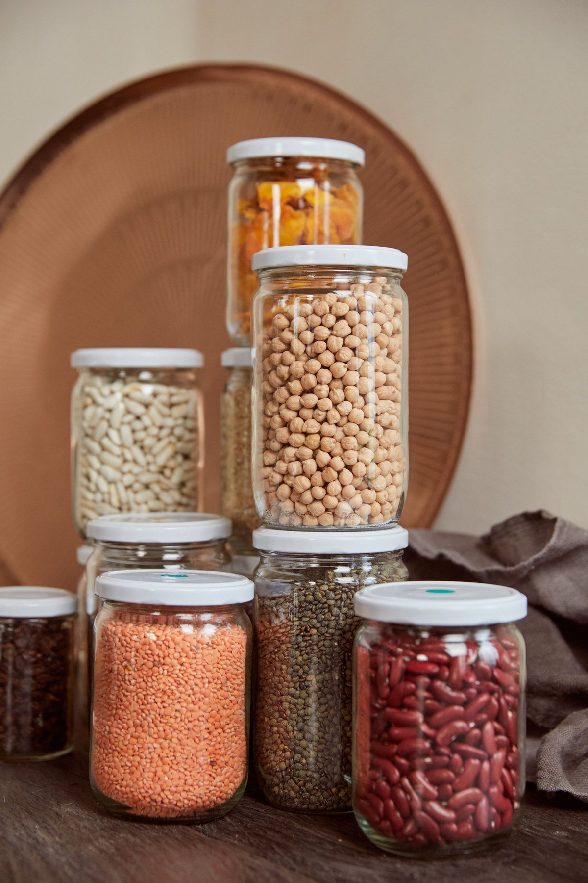 Bocaux de légumineuses : pois chiches, haricots blancs, haricots rouges et lentilles corail