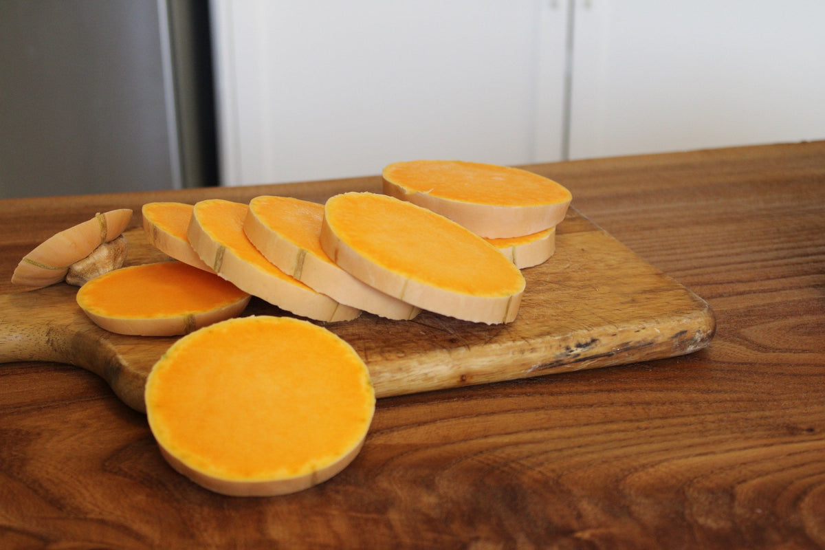 Tranches de courge butternut sur une planche en bois Image