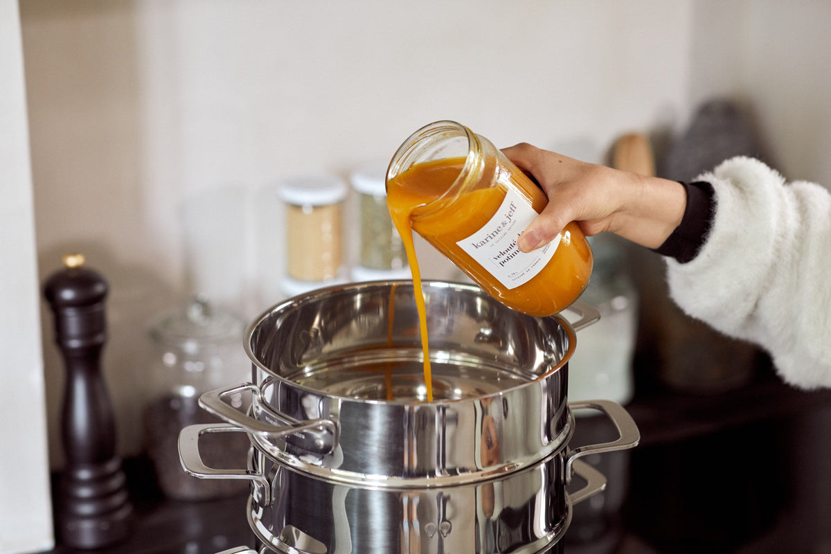 Velouté de potimarron versé du bocal dans une casserole