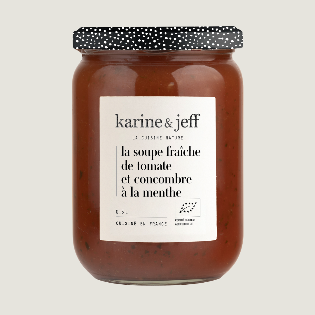La soupe fraîche de tomate et concombre à la menthe