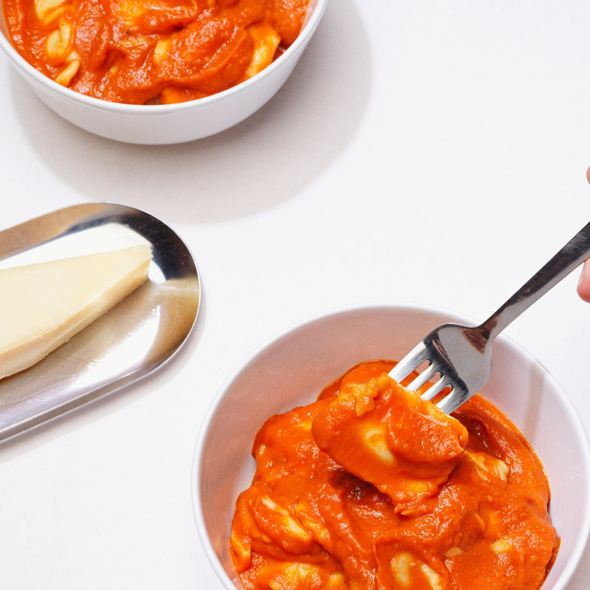 Deux bols de raviolis à la sauce tomate et parmesan à partager Image