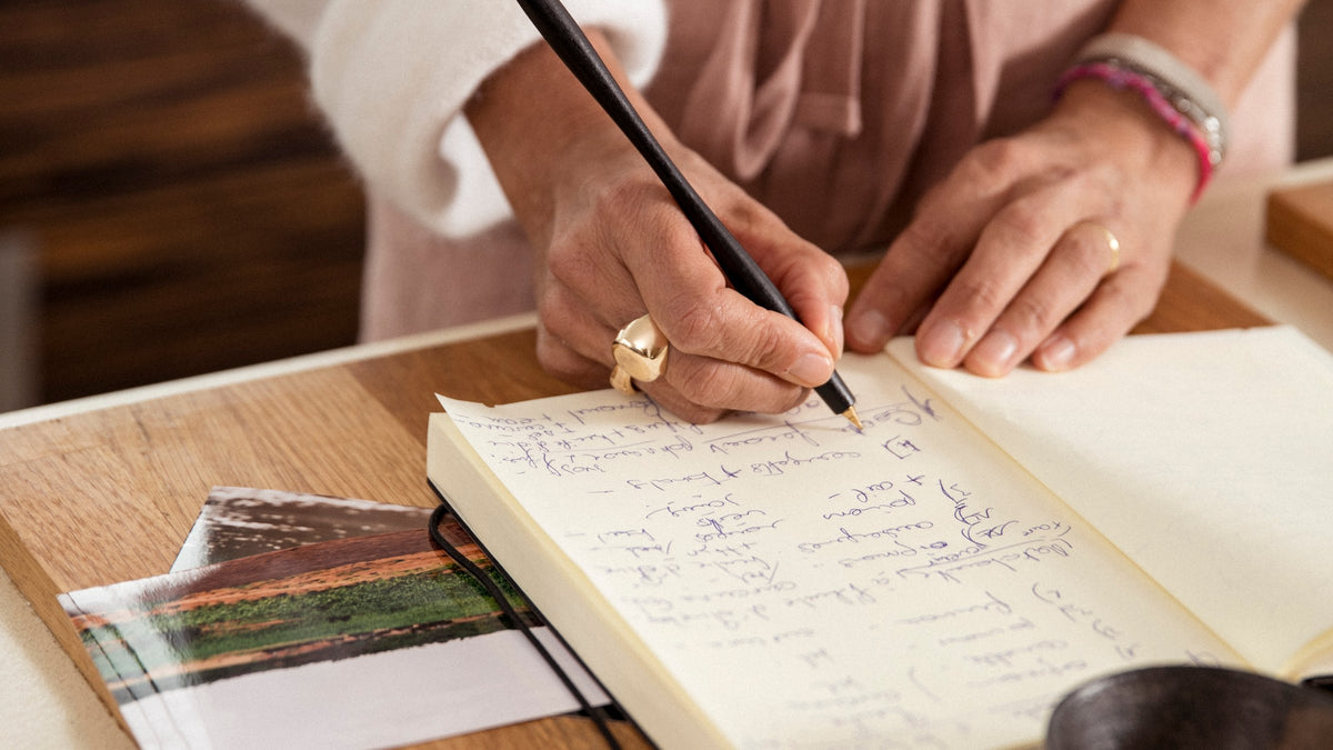 Karine écrit une recette à la main dans son carnet