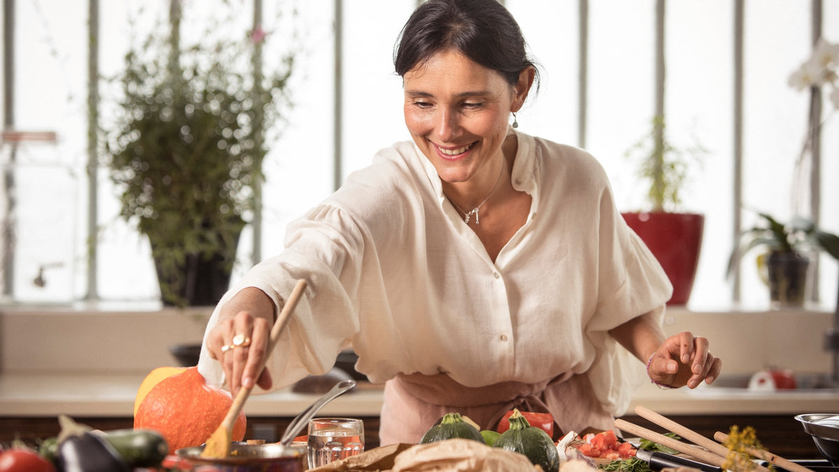 Karine cuisine des légumes de saison dans sa cuisine