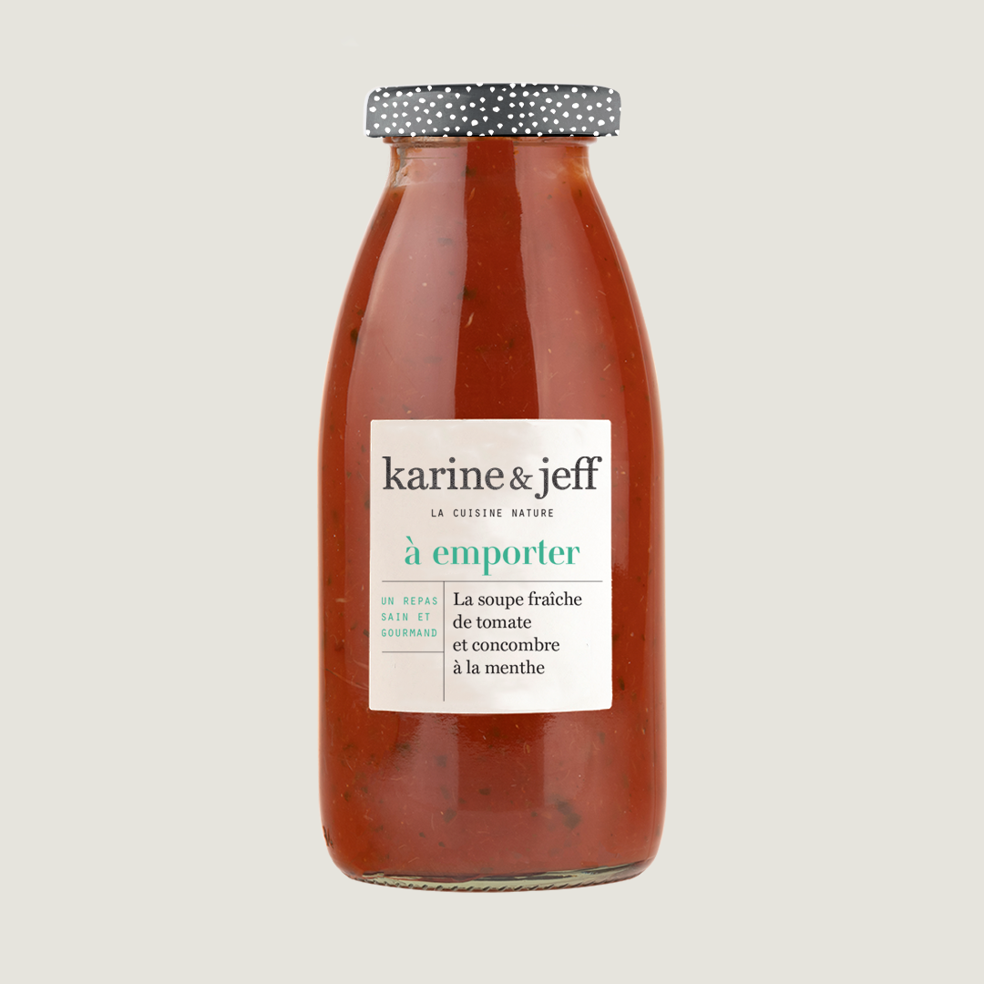 La soupe fraîche de tomate et concombre à la menthe